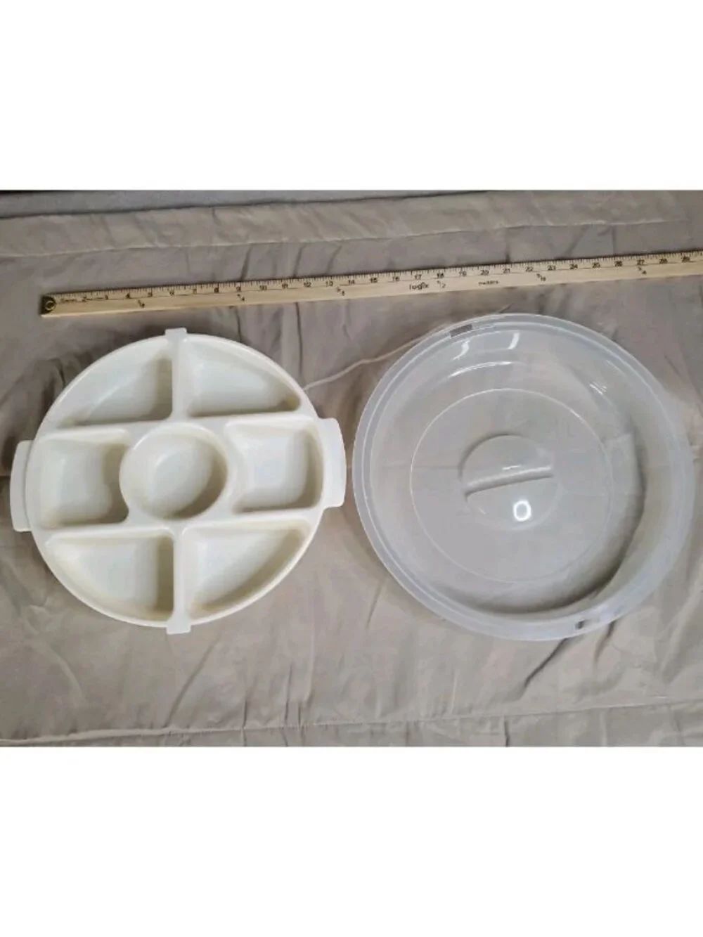 Rubbermaid Servin Saver Divided Vegetable Chip & Dip Server & Lid Beige 12” Wide